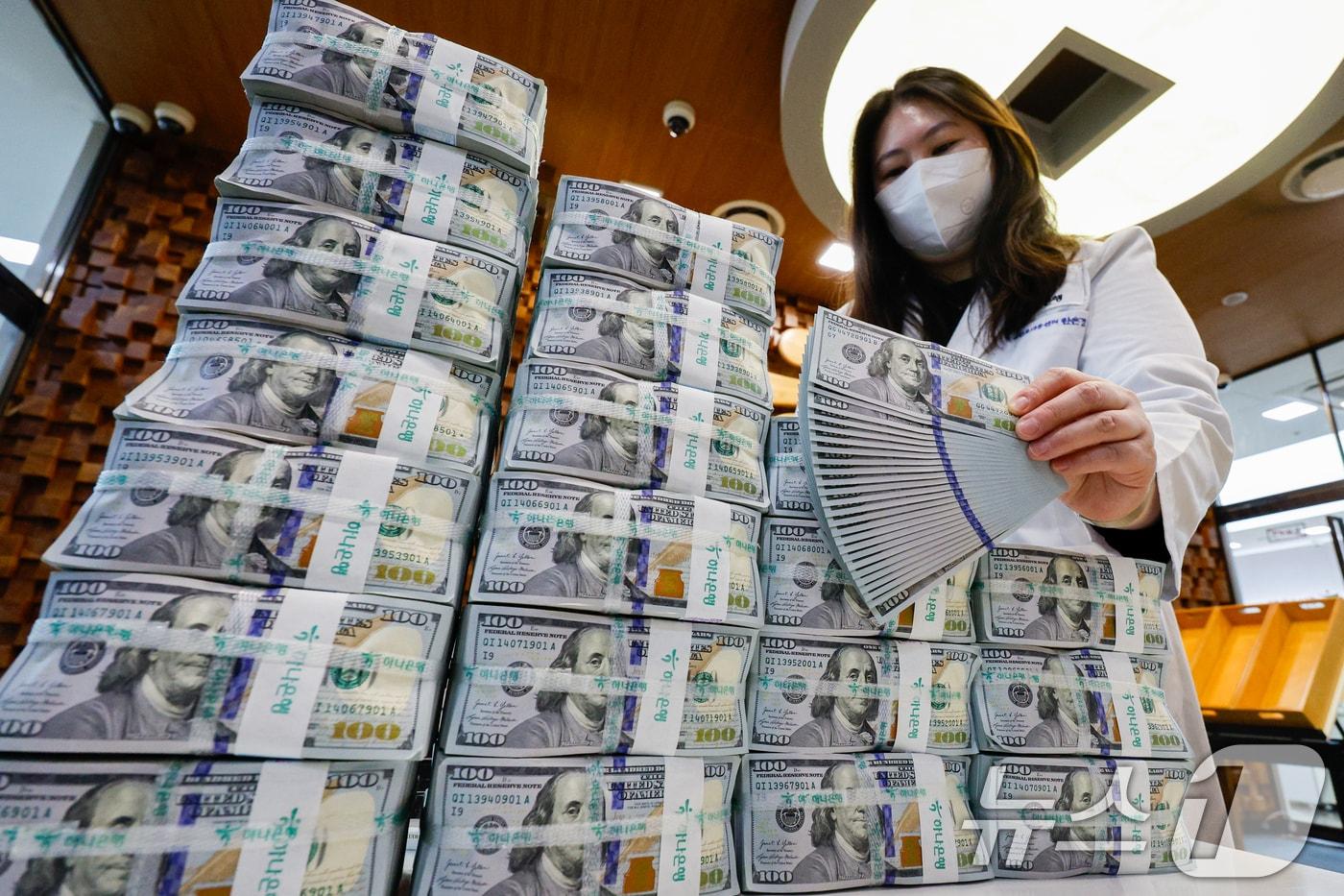 본문 이미지 - 4일 서울 중구 하나은행 위변조대응센터에서 직원이 달러화를 정리하고 있다. 2026.2.4 ⓒ 뉴스1 안은나 기자