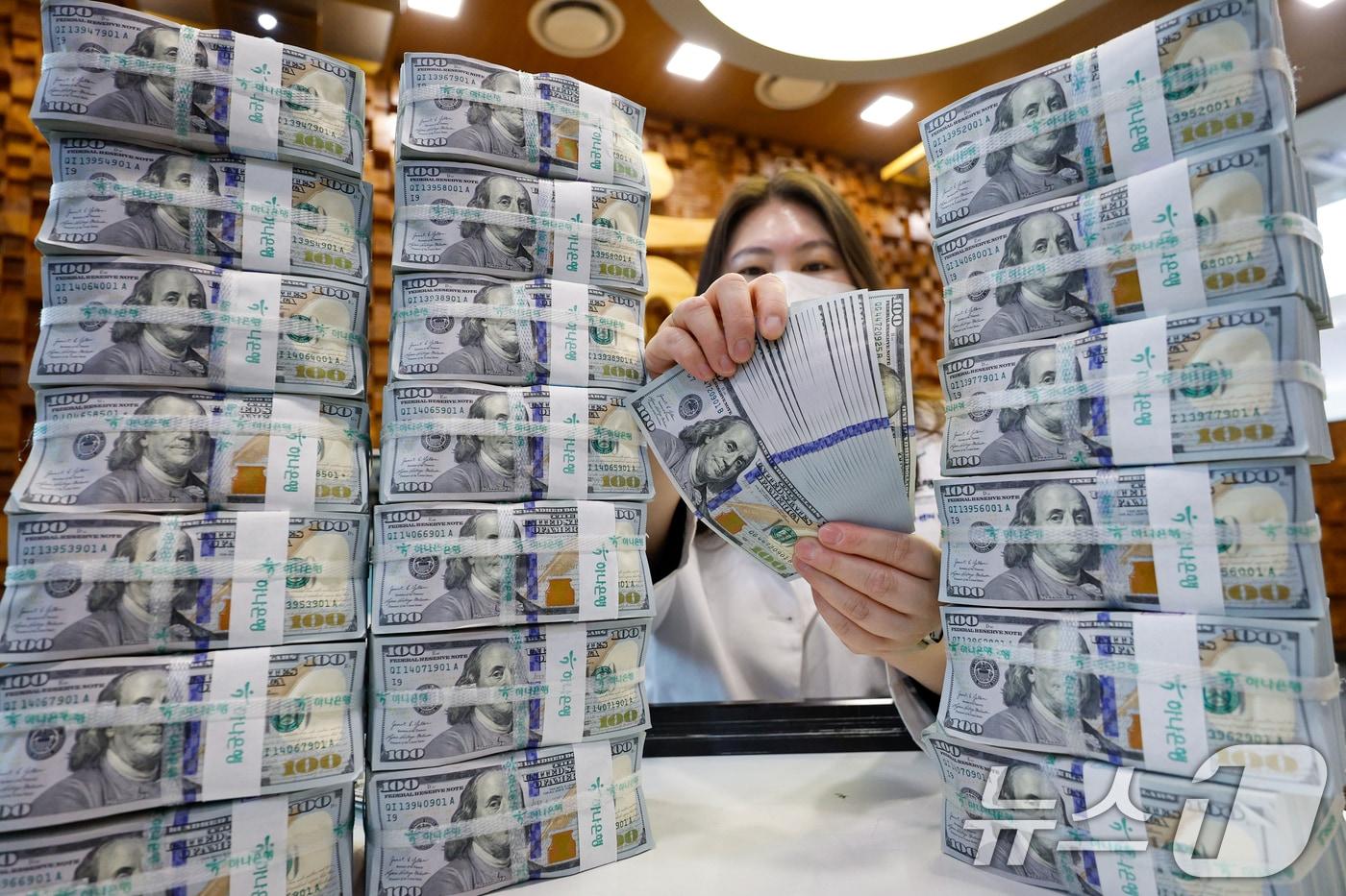 본문 이미지 - 4일 서울 중구 하나은행 위변조대응센터에서 직원이 달러화를 정리하고 있다. 한국은행에 따르면 고환율 국면에서 외환시장 안정을 위한 달러 공급이 이어지면서 2026년 1월 말 기준 우리나라 외환보유액은 4259억 1000만 달러로 두 달 연속 감소했다. 2026.2.4 ⓒ 뉴스1 안은나 기자