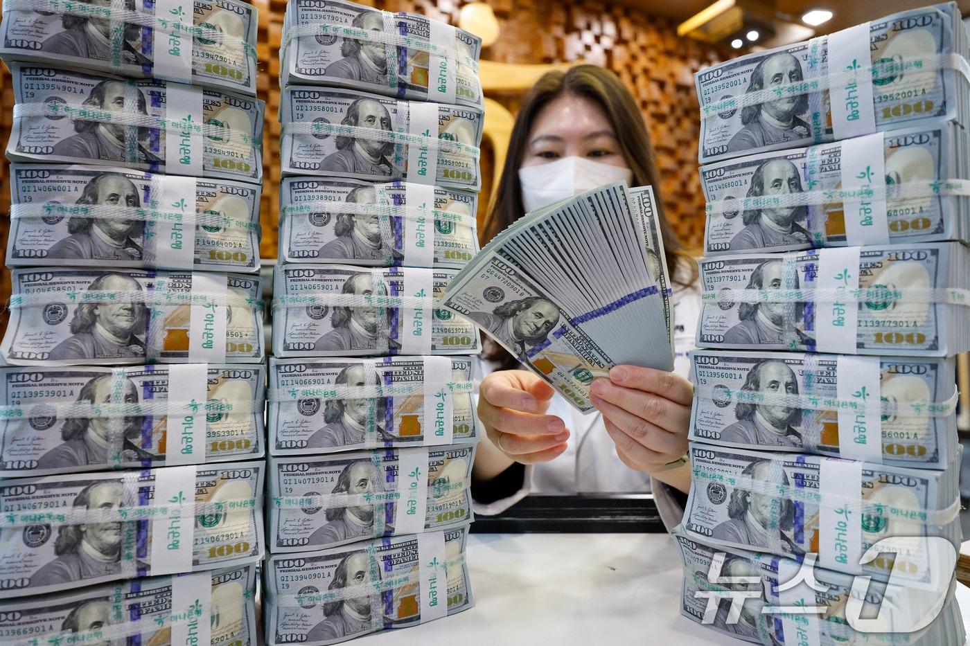 본문 이미지 - 4일 서울 중구 하나은행 위변조대응센터에서 직원이 달러화를 정리하고 있다. 2026.2.4 ⓒ 뉴스1 안은나 기자