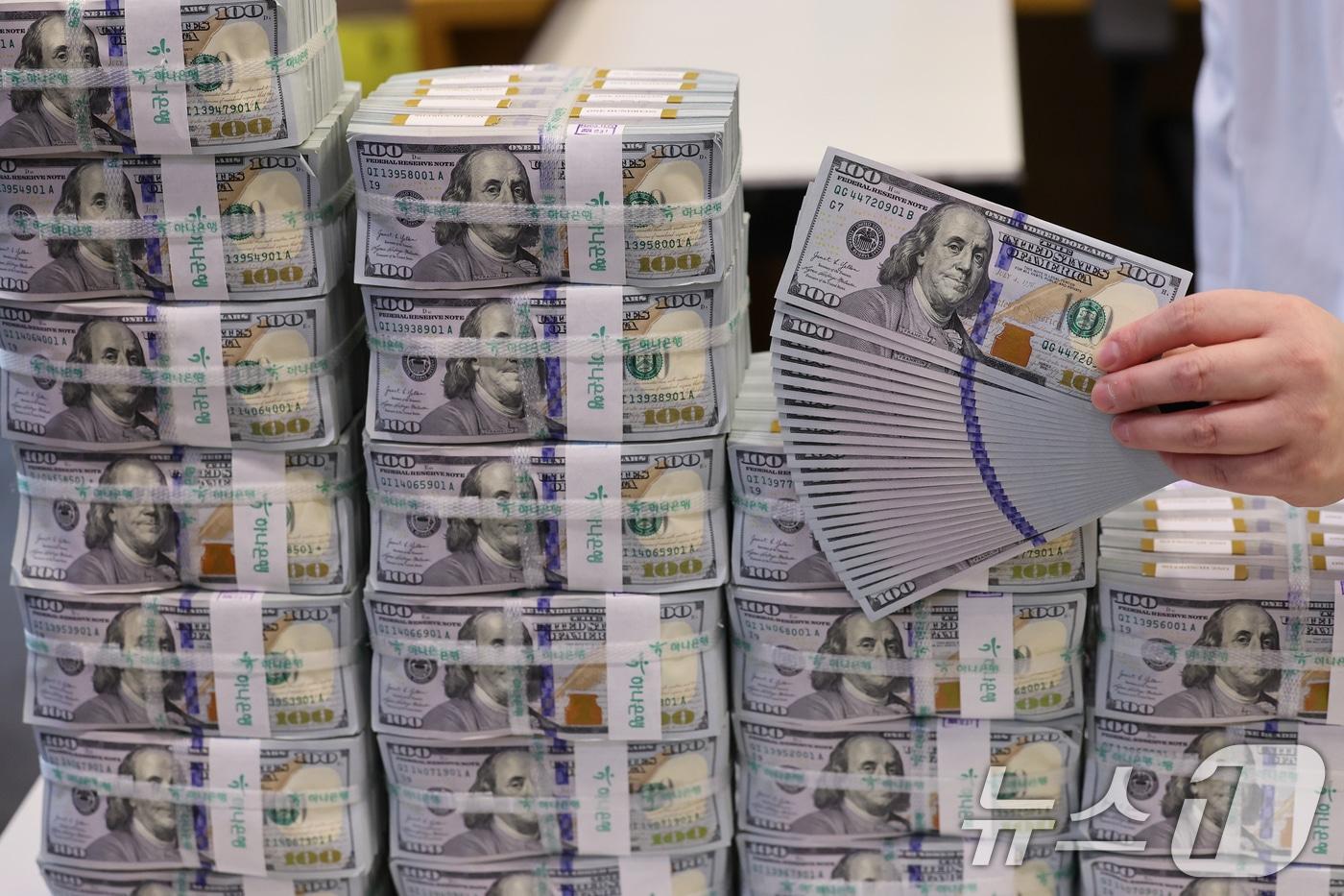 본문 이미지 - 지난 4일 서울 중구 하나은행 위변조대응센터에서 직원이 달러화를 정리하고 있다. 2026.2.4 ⓒ 뉴스1 안은나 기자