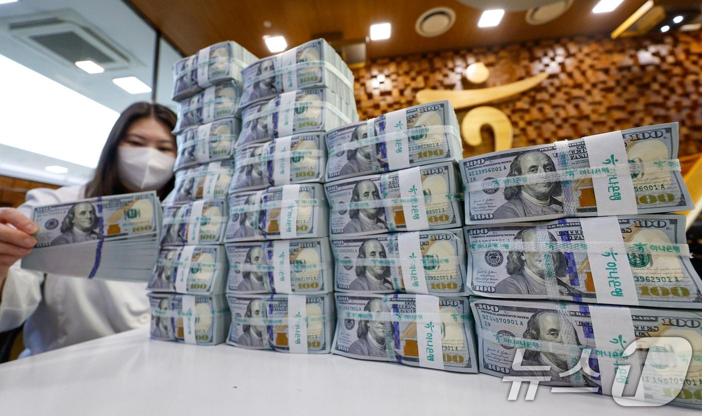본문 이미지 - 4일 서울 중구 하나은행 위변조대응센터에서 직원이 달러화를 정리하고 있다.했다. 2026.2.4 ⓒ 뉴스1 안은나 기자