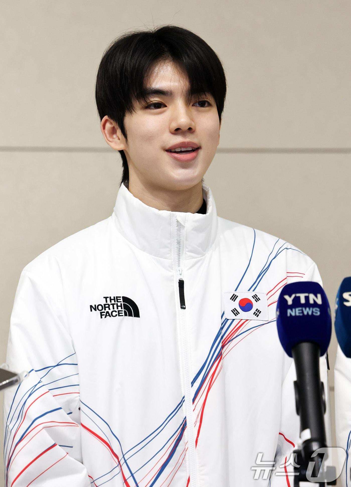 본문 이미지 - 2026 밀라노·코르티나담페초 동계올림픽에 출전하는 대한민국 피겨스케이팅 대표팀 차준환 선수가 4일 오전 인천국제공항 제2터미널을 통해 출국하며 취재진과 인터뷰를 하고 있다. 2026.2.4/뉴스1 ⓒ News1 최지환 기자