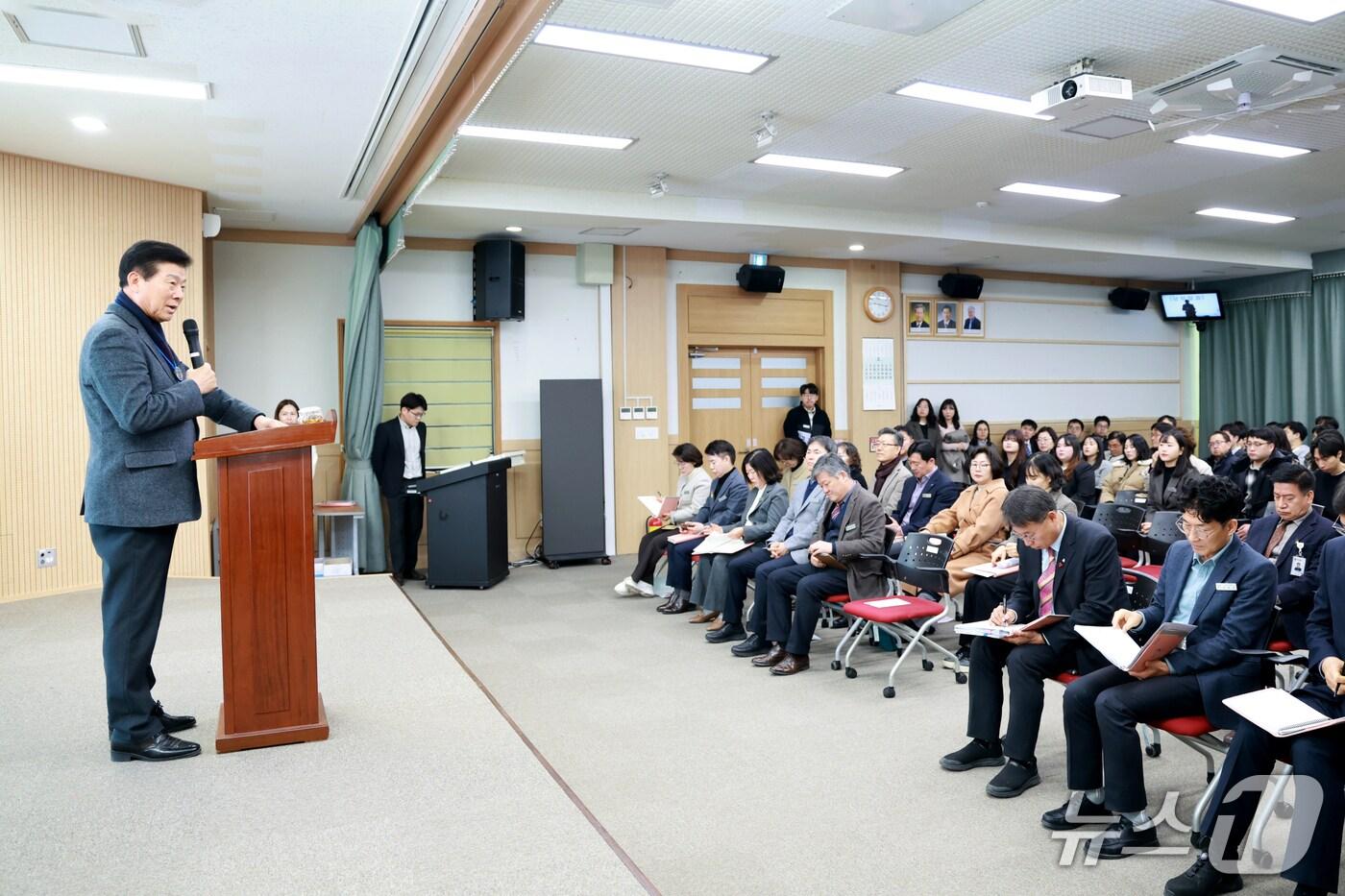 본문 이미지 - 박범인 금산군수 월례회의 모습.(금산군 제공.재판매 및 DB금지)/뉴스1