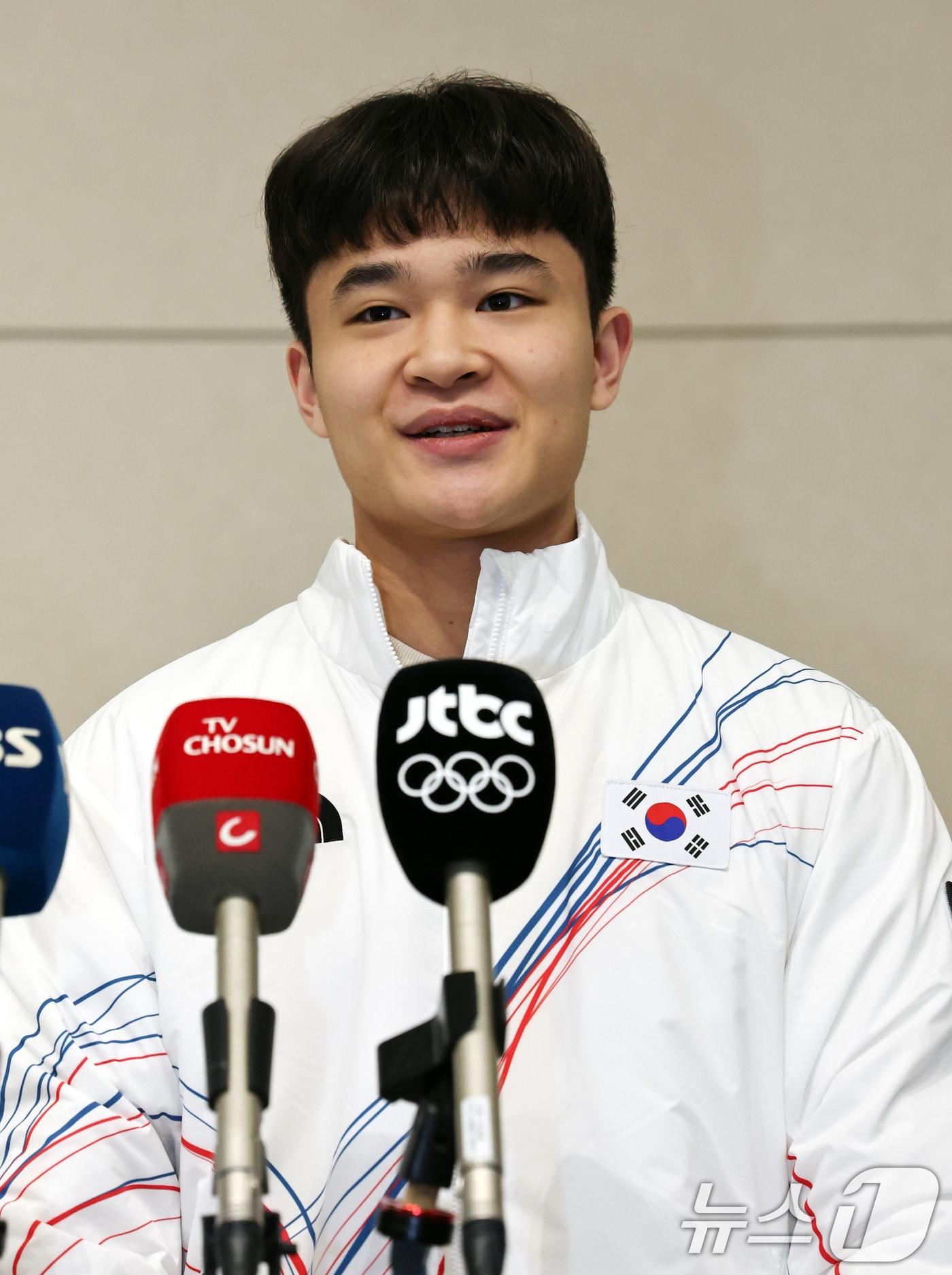 본문 이미지 - 2026 밀라노·코르티나담페초 동계올림픽에 출전하는 대한민국 피겨스케이팅 대표팀 김현겸 선수가 4일 오전 인천국제공항 제2터미널을 통해 출국하며 취재진과 인터뷰를 하고 있다. 2026.2.4/뉴스1 ⓒ News1 최지환 기자