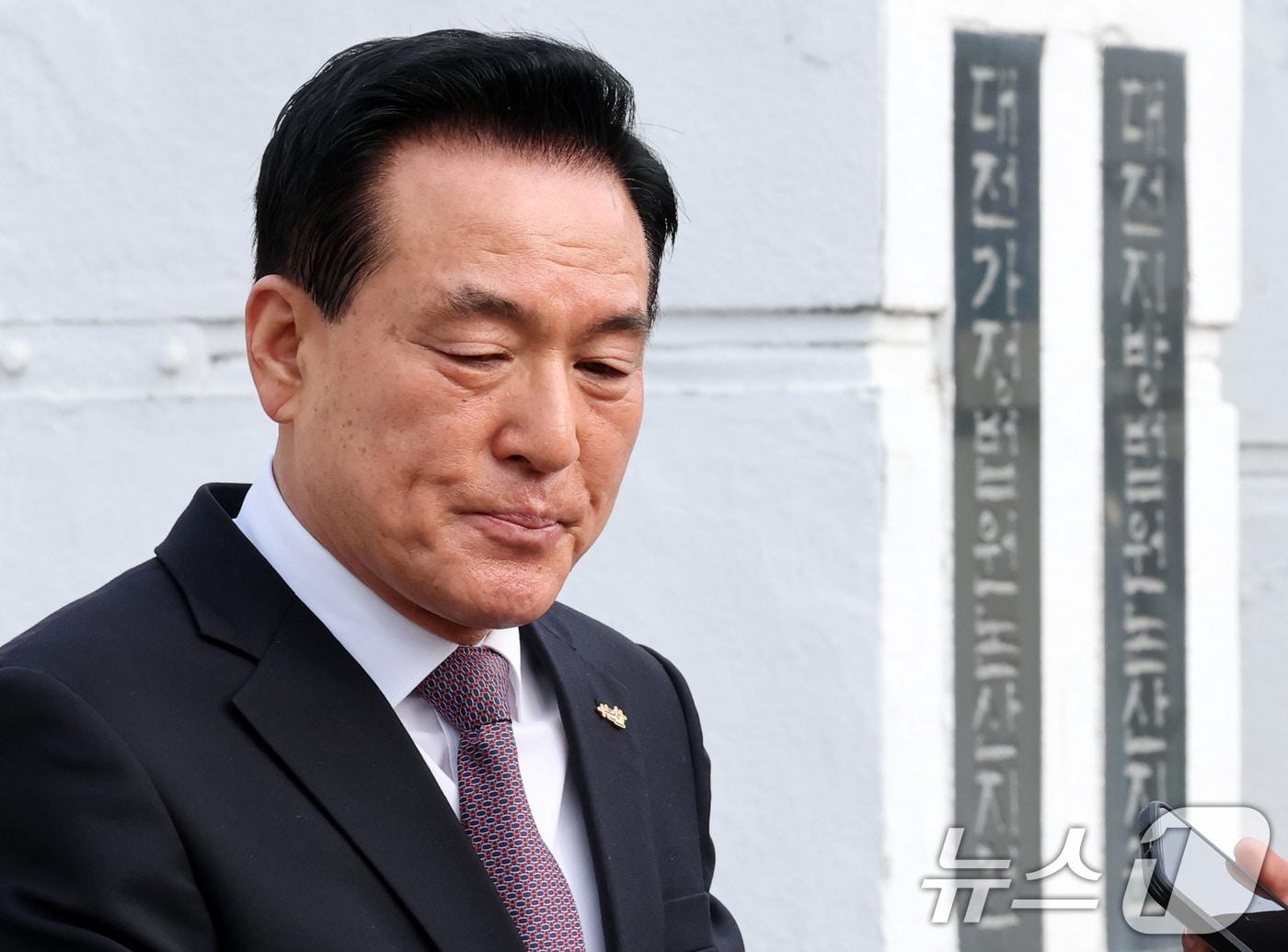 본문 이미지 - 공직선거법 위반 혐의를 받은 백성현 충남 논산시장이 지난 2월 4일 오전 대전지방법원 논산지원에서 열린 선거법 위반 혐의 첫 공판을 마치고 법정을 나서고 있다.  ⓒ 뉴스1 김기태 기자