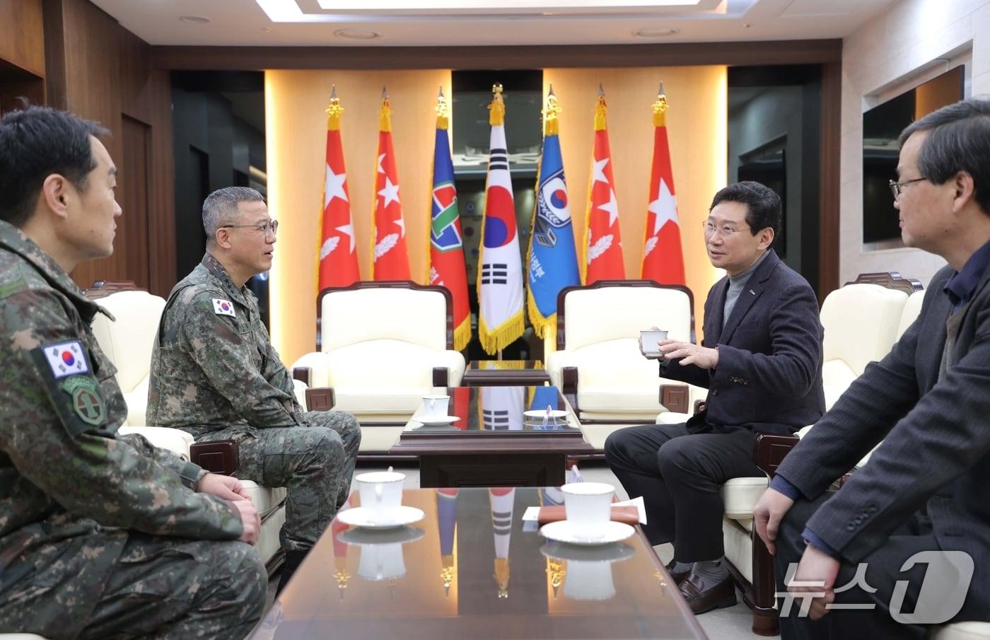 본문 이미지 - 이상일 시장은 3일 지상작전사령부를 방문해 주성운 사령관(대장) 등 군 관계자들에게 감사의 뜻을 전하고 양 기관의 협력 방안을 논의했다.(용인시 제공)