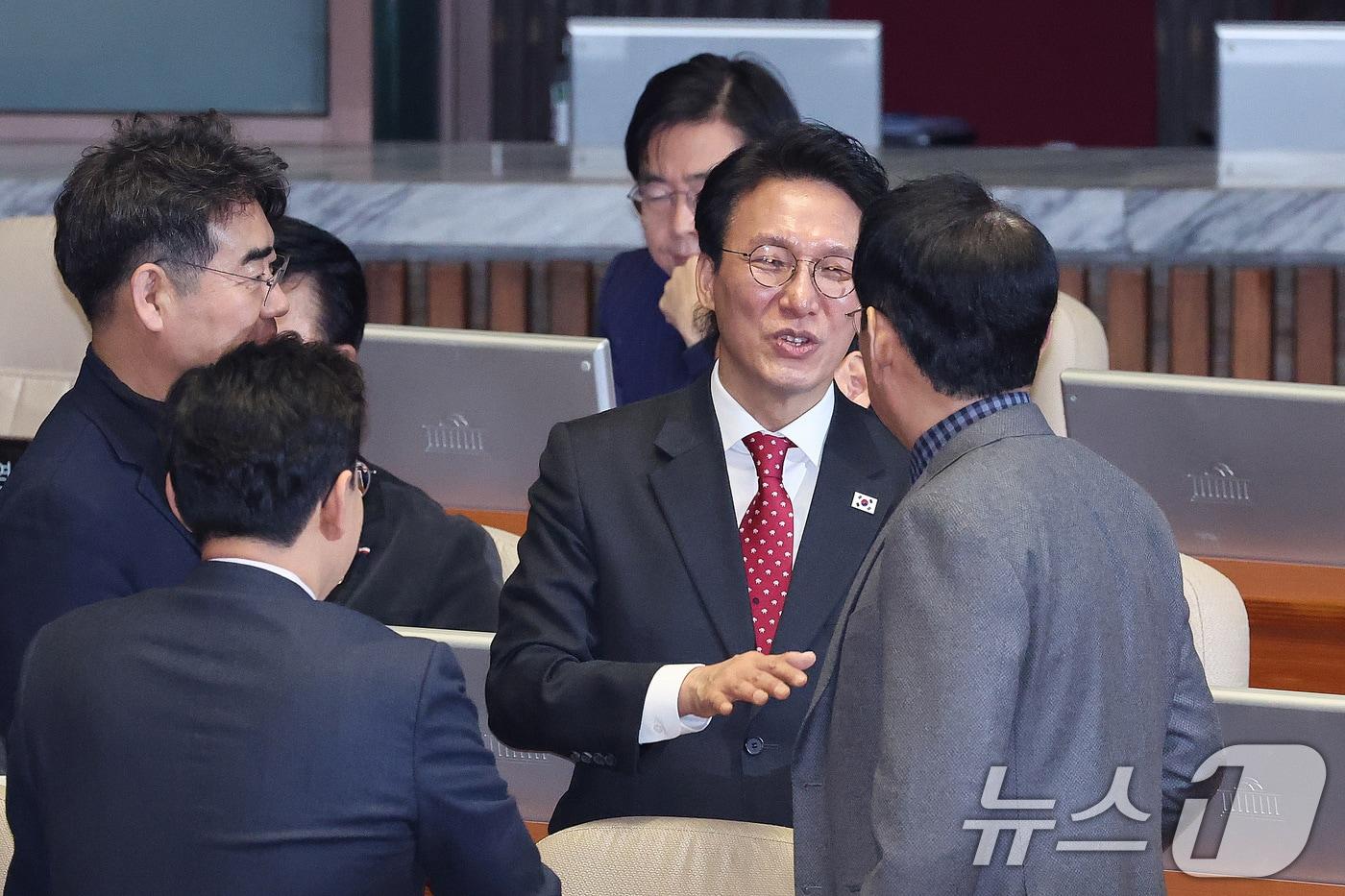 본문 이미지 - 김민석 국무총리가 4일 서울 여의도 국회에서 열린 제432회국회(임시회) 제3차 본회의에서 국민의힘 의원들과 대화하고 있다. 2026.2.4/뉴스1 ⓒ News1 신웅수 기자