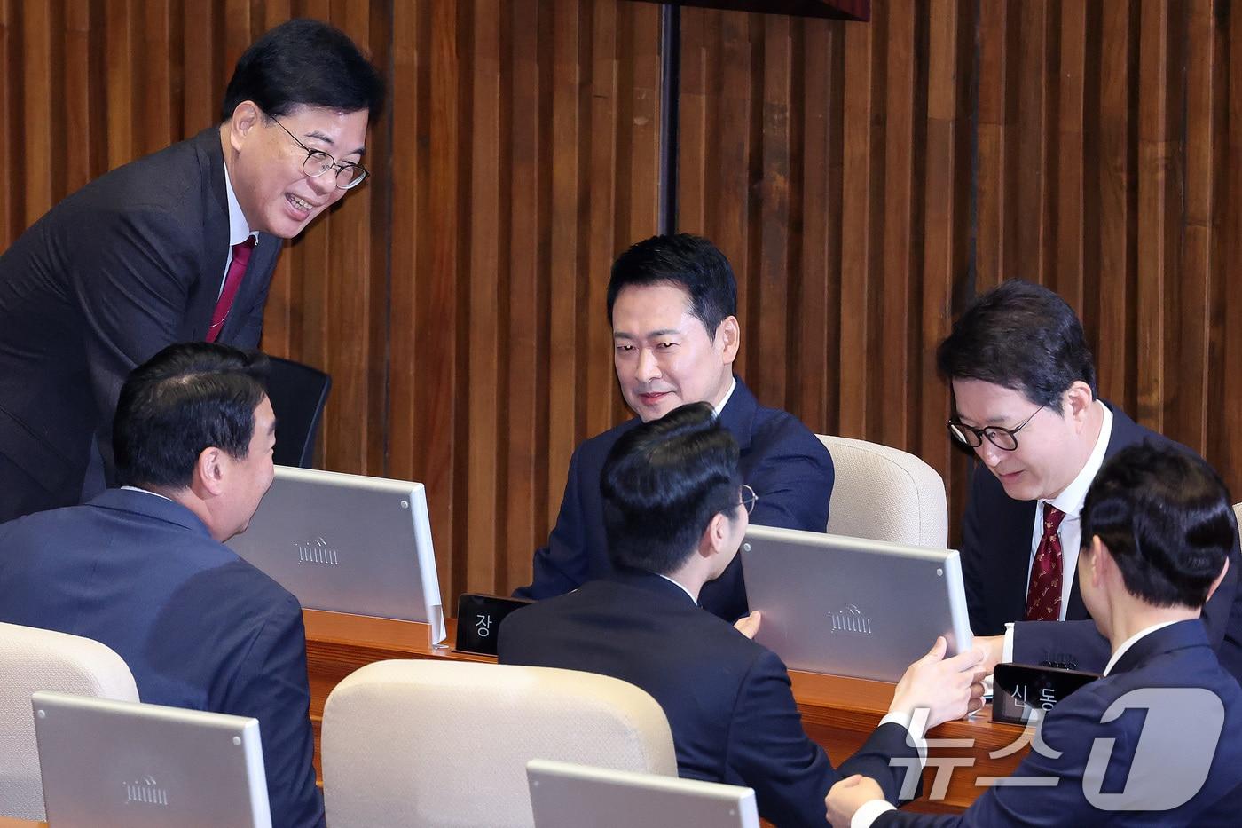 본문 이미지 - 장동혁 국민의힘 대표가 4일 서울 여의도 국회에서 열린 제432회국회(임시회) 제3차 본회의에서 송언석 원내대표(왼쪽) 등 지도부와 대화하고 있다. 2026.2.4/뉴스1 ⓒ News1 신웅수 기자