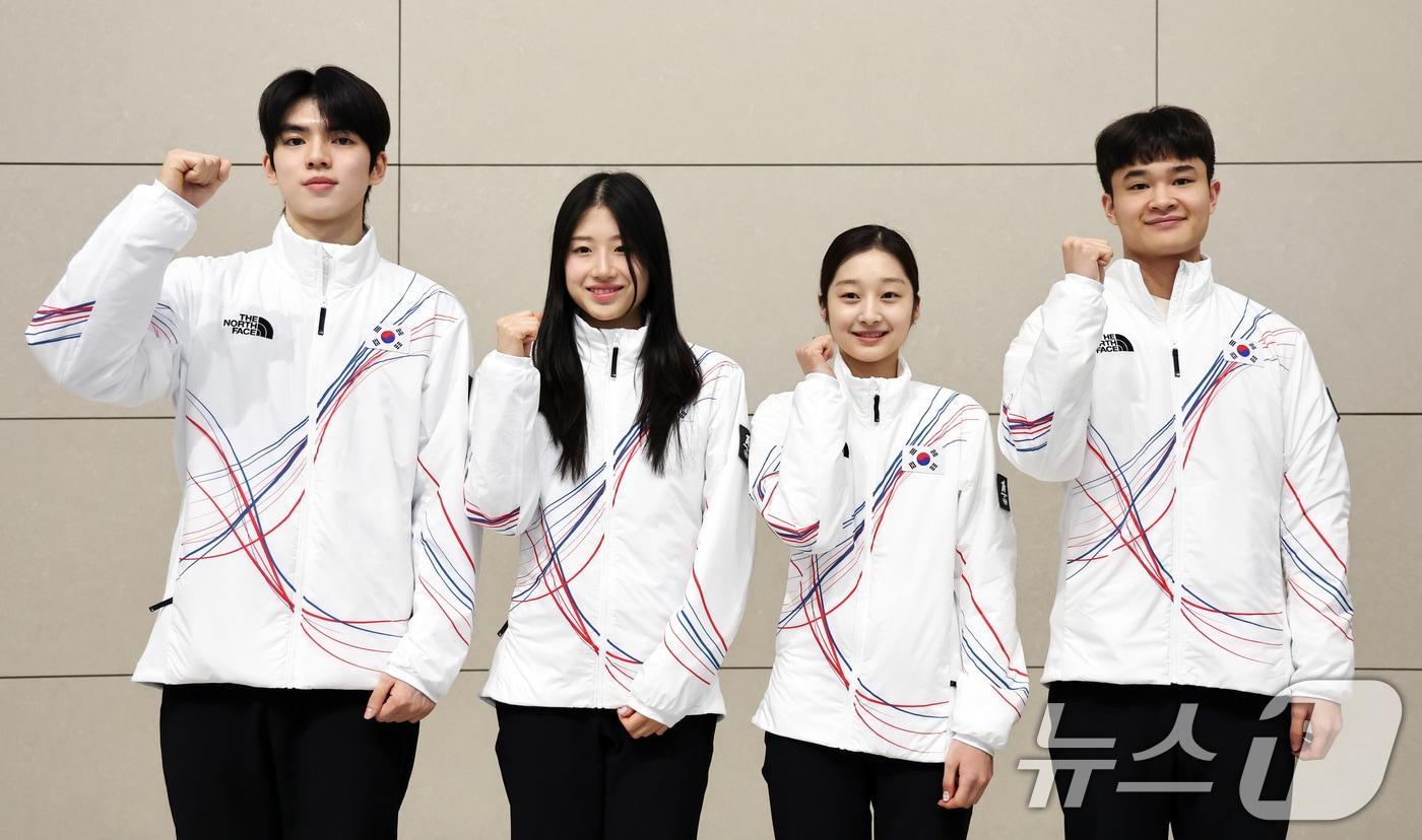 본문 이미지 - 2026 밀라노·코르티나담페초 동계올림픽에 출전하는 대한민국 피겨스케이팅 대표팀 선수들이 4일 오전 인천국제공항 제2터미널을 통해 출국하며 취재진과 인터뷰를 마치고 포즈를 취하고 있다. 왼쪽부터 차준환, 이해인, 신지아, 김현겸 선수. ⓒ News1 최지환 기자