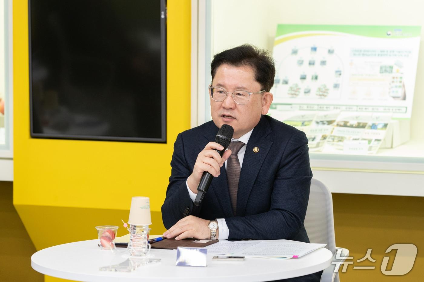 본문 이미지 - 이승돈 농촌진흥청장이 3일 경기도 수원시 국립식량과학원 중북부작물연구센터에서 열린 농업인단체장과 간담회에서 발언하고 있다. (농촌진흥청 제공. 재판매 및 DB금지) 2026.2.4/뉴스1