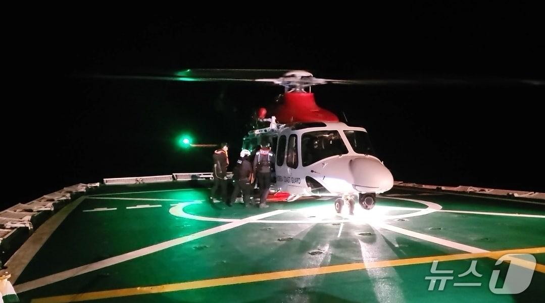 본문 이미지 - 태안해경이 지난 3일 유조선에 탑승 중 뇌출혈이 발생한 40대를 구조한 뒤 헬기장으로 이송 중인 모습. (태안해경 제공, 재판매 및 DB금지) / 뉴스1