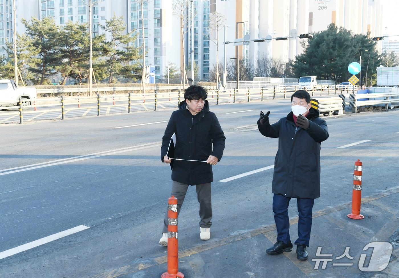 본문 이미지 - 백경현 구리시장이 동구릉 역사거리 조성 현장을 점검하는 모습. (사진=구리시) ⓒ News1