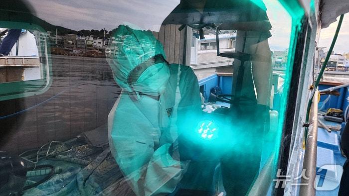 본문 이미지 - 지문채취 모습(해양경찰청 제공/뉴스1)