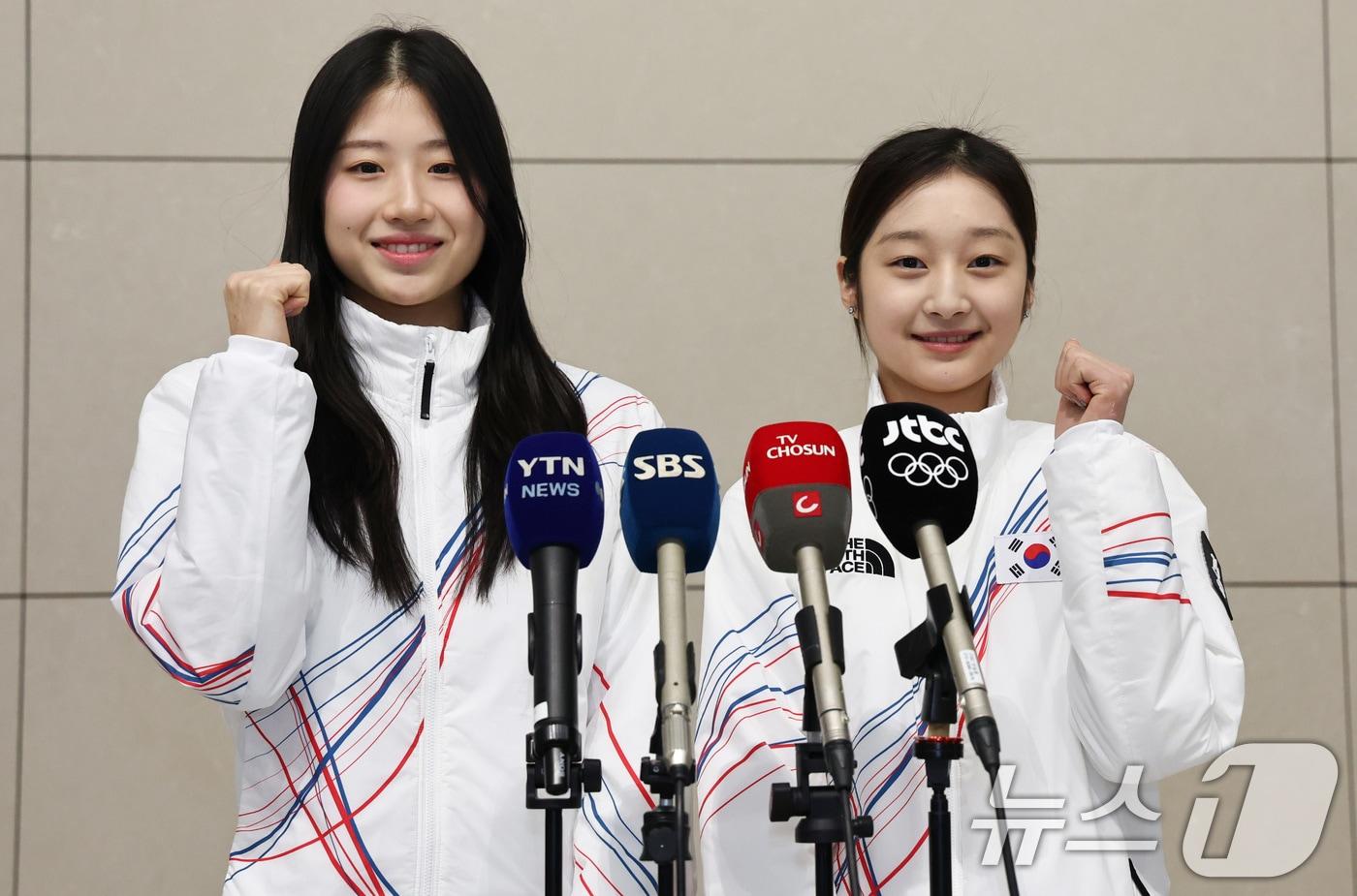 본문 이미지 - 2026 밀라노·코르티나담페초 동계올림픽에 출전하는 대한민국 피겨스케이팅 대표팀 이해인, 신지아 선수가 4일 오전 인천국제공항 제2터미널을 통해 출국하기 전 취재진과 인터뷰를 하고 있다. 2026.2.4/뉴스1 ⓒ News1 최지환 기자