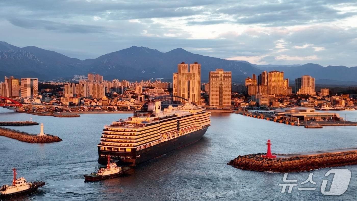 본문 이미지 - 강원 속초항에 입항하는 웨스테르담호.(속초시 제공, 재판매 및 DB 금지) 2026.2.4/뉴스1