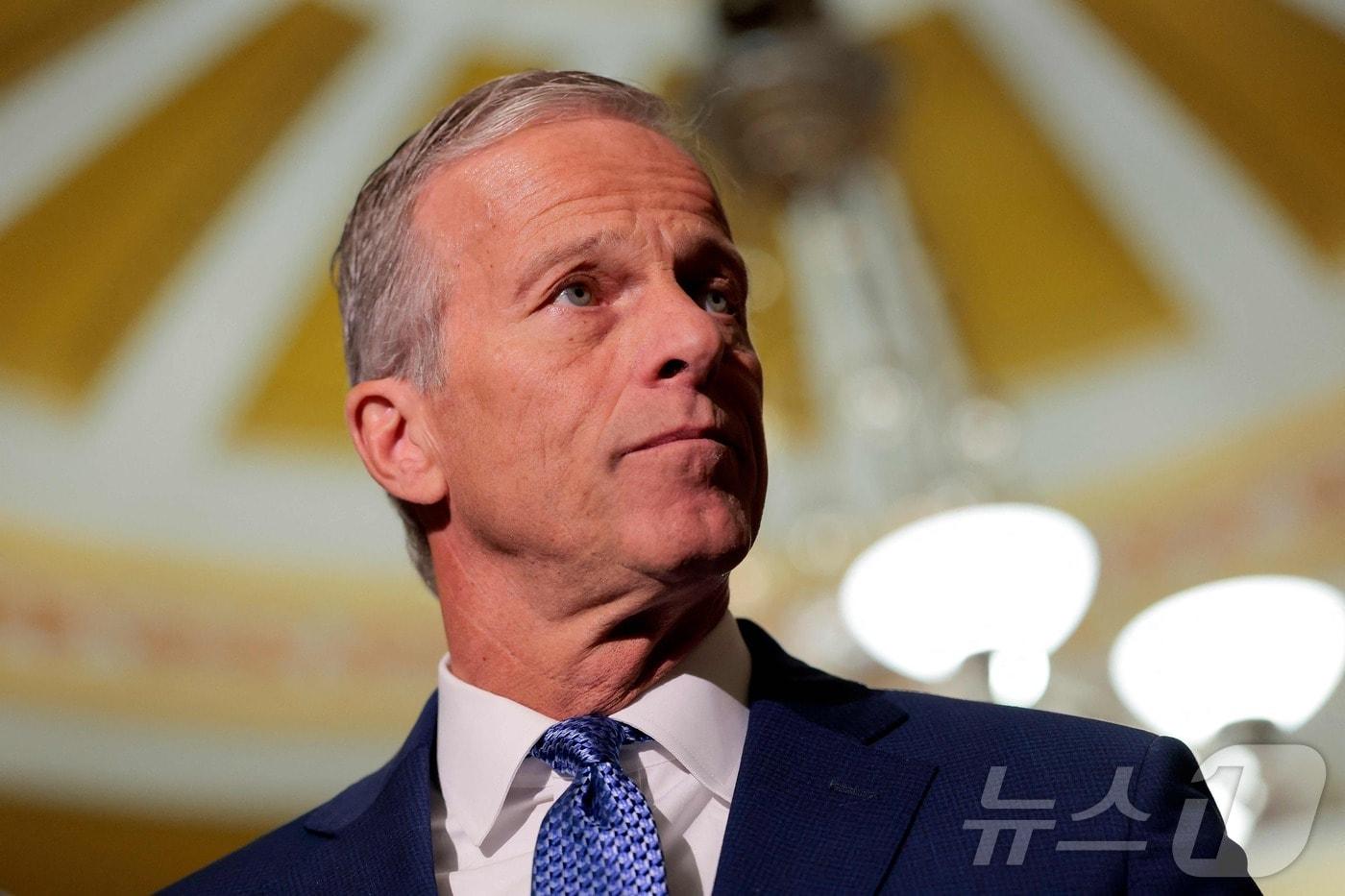 본문 이미지 - 3일(현지시간) 존 튠 미국 상원 공화당 원내대표(사우스다코타)가 미 의사당에서 열린 주간 정책 오찬 이후 발언하고 있다. 2026.02.03.ⓒ AFP=뉴스1