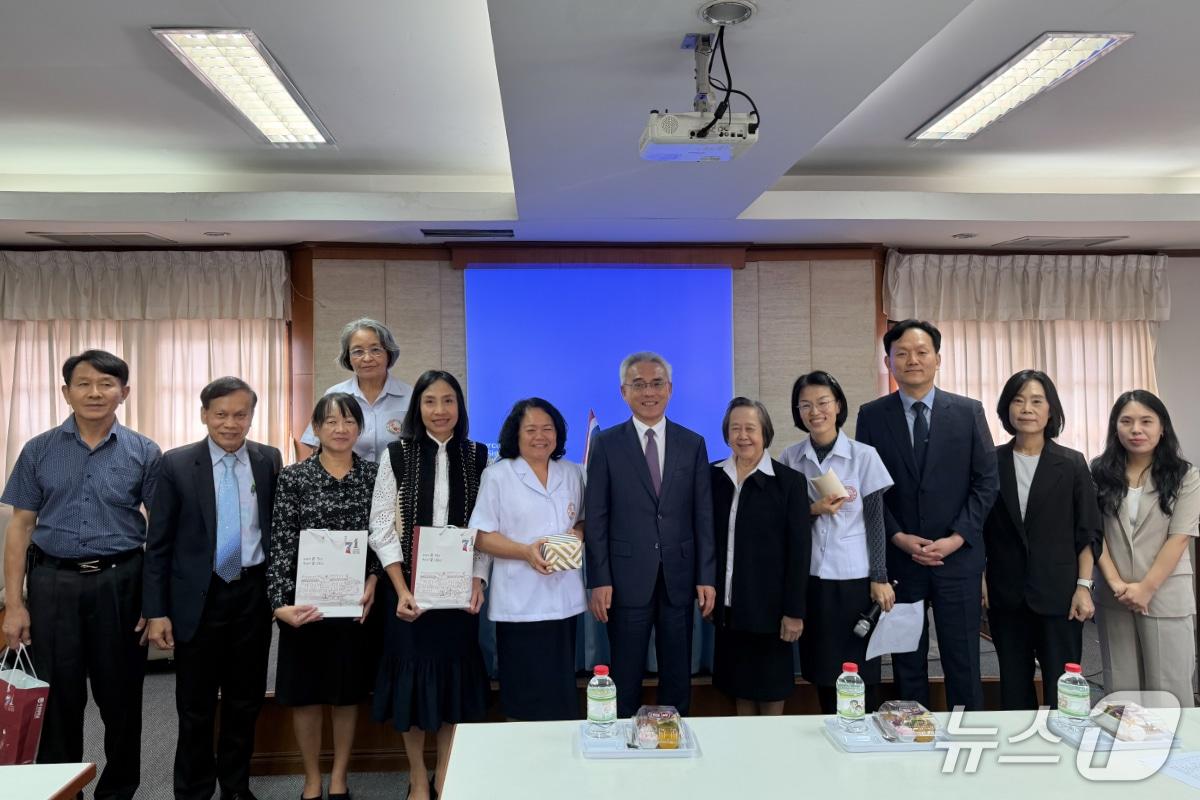 본문 이미지 - 태국 치앙라이 치앙라이비타야콤학교에서 열린 협약식에서 양 학교 관계자 등이 기념 촬영을 하고 있다. (목원대 제공.재판매 및 DB금지)/뉴스1