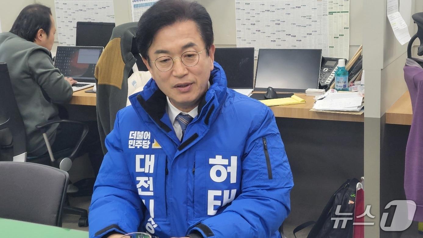 본문 이미지 - 허태정 전 대전시장이 4일 대전시청 기자실을 찾아 통합과 관련한 질문에 답하고 있다. 박종명 기자 / 뉴스1