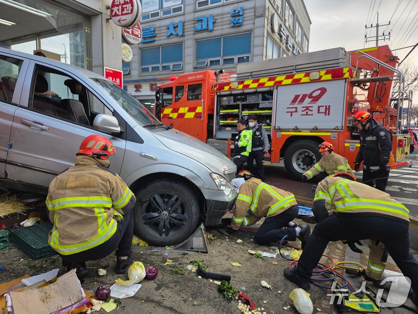 본문 이미지 - 서천 서천읍 교통사고 현장. (충남소방본부 제공, 재판매 및 DB금지) / 뉴스1 
