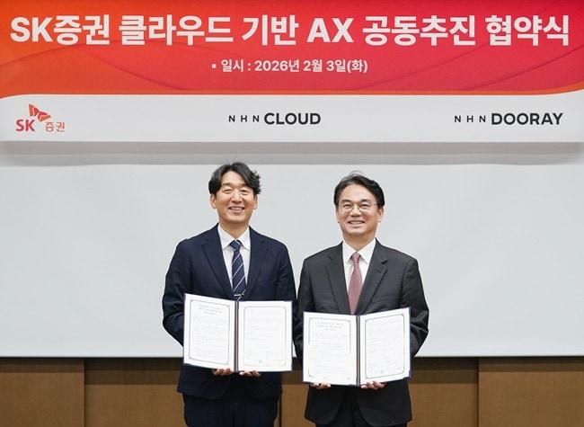 본문 이미지 - 김동훈 NHN클라우드 대표(왼쪽), 정준호 SK증권 대표가 협약식 후 기념촬영을 하고 있는 모습.(NHN 클라우드 제공)