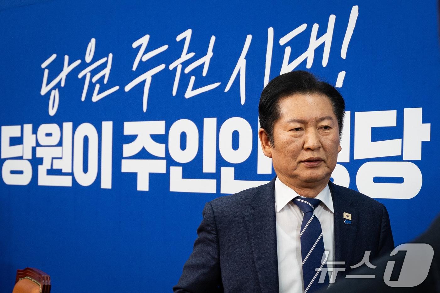 본문 이미지 - 정청래 더불어민주당 대표가 4일 서울 여의도 국회에서 열린 최고위원회의 종료 후 회의실을 나서고 있다. 2026.2.4/뉴스1 ⓒ News1 유승관 기자