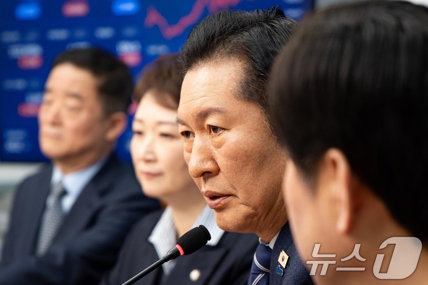 본문 이미지 - 정청래 더불어민주당 대표가 4일 서울 여의도 국회에서 열린 최고위원회의에서 모두 발언을 하고 있다. ⓒ News1 유승관 기자