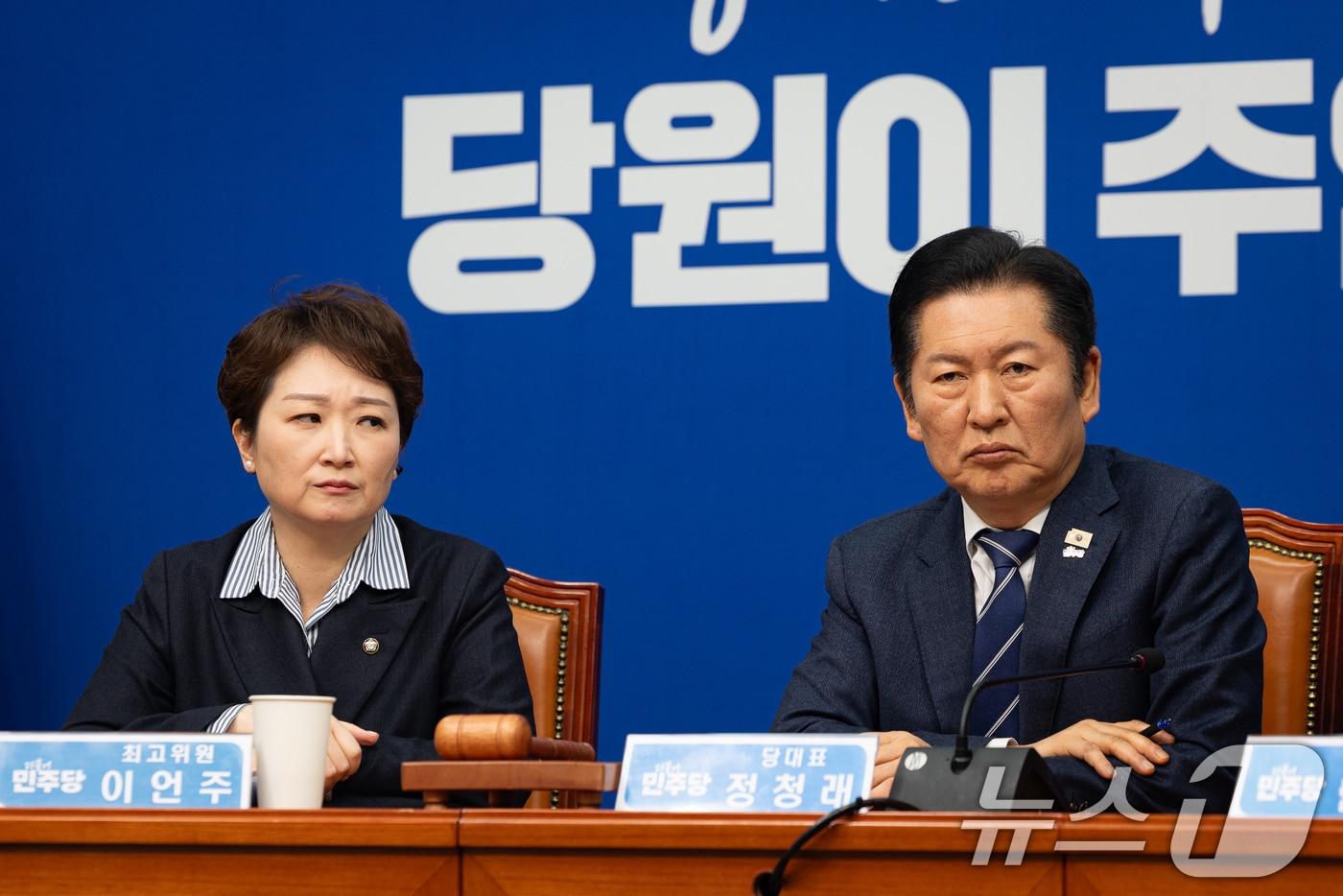 본문 이미지 - 정청래 더불어민주당 대표와 이언주 최고위원이 4일 서울 여의도 국회에서 열린 최고위원회의에서 이성윤 최고위원의 발언을 경청하고 있다. ⓒ News1 유승관 기자