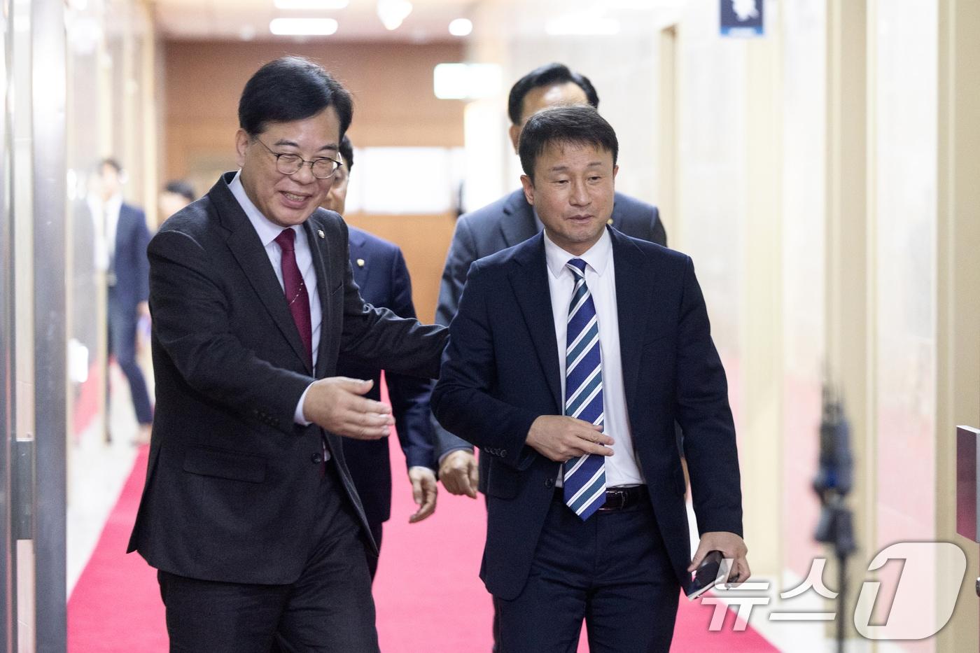 본문 이미지 - 한병도 더불어민주당 원내대표와 송언석 국민의힘 원내대표가 4일 서울 여의도 국회의장실에서 회동을 마치고 발걸음을 옮기고 있다. 2026.2.4/뉴스1 ⓒ News1 이승배 기자