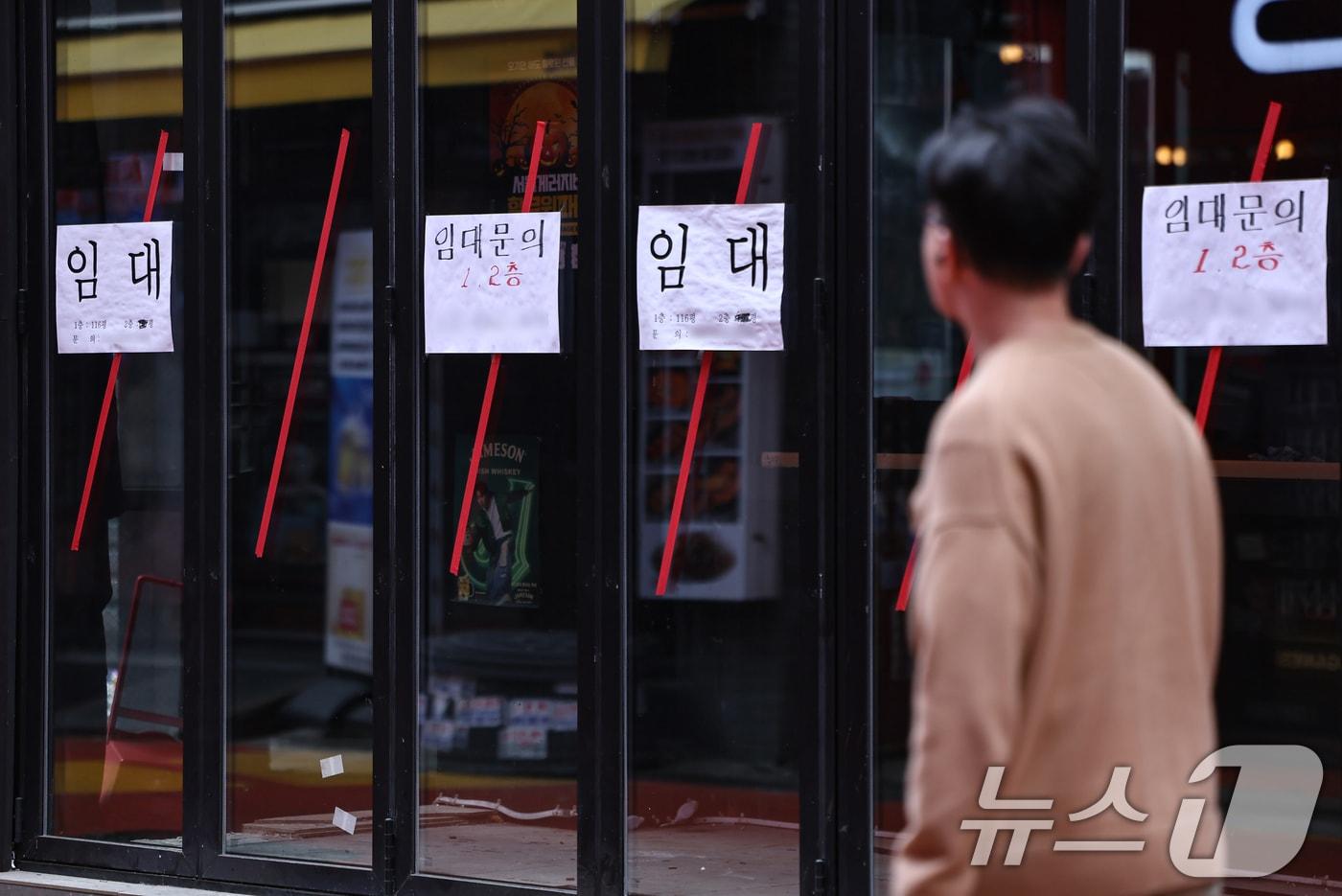 본문 이미지 - 4일 서울 시내 한 술집으로 운영했던 가게에 임대 문구가 붙어 있다. 2026.2.4 ⓒ 뉴스1 김도우 기자