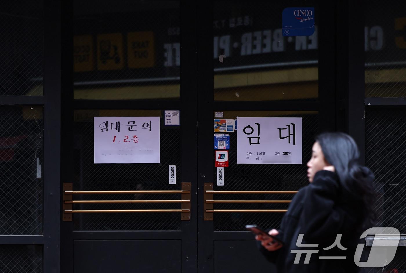 본문 이미지 - 4일 서울 시내 한 술집으로 운영했던 가게에 임대 문구가 붙어 있다. 소비의 중심이 자택과 온라인으로 빠르게 이동하면서 간이주점과 호프집, 독서실, PC방 등 오프라인 기반 자영업종의 폐업률이 급격히 증가하고 있다.  2026.2.4 ⓒ 뉴스1 김도우 기자