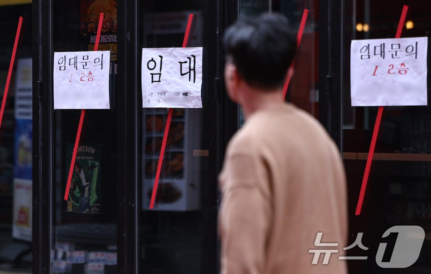 본문 이미지 - 서울 시내 한 술집으로 운영했던 가게에 임대 문구가 붙어 있다.ⓒ 뉴스1 김도우 기자