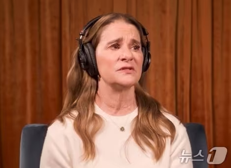 본문 이미지 - 빌 게이츠 마이크로소프트 창업자의 전 부인인 멀린다 게이츠가 3일 미국 NPR 팟캐스트와 인터뷰를 진행하던 중 엡스타인 사건에 연루된 전 남편을 언급하면서 슬픈 표정을 짓고 있다. /NPR