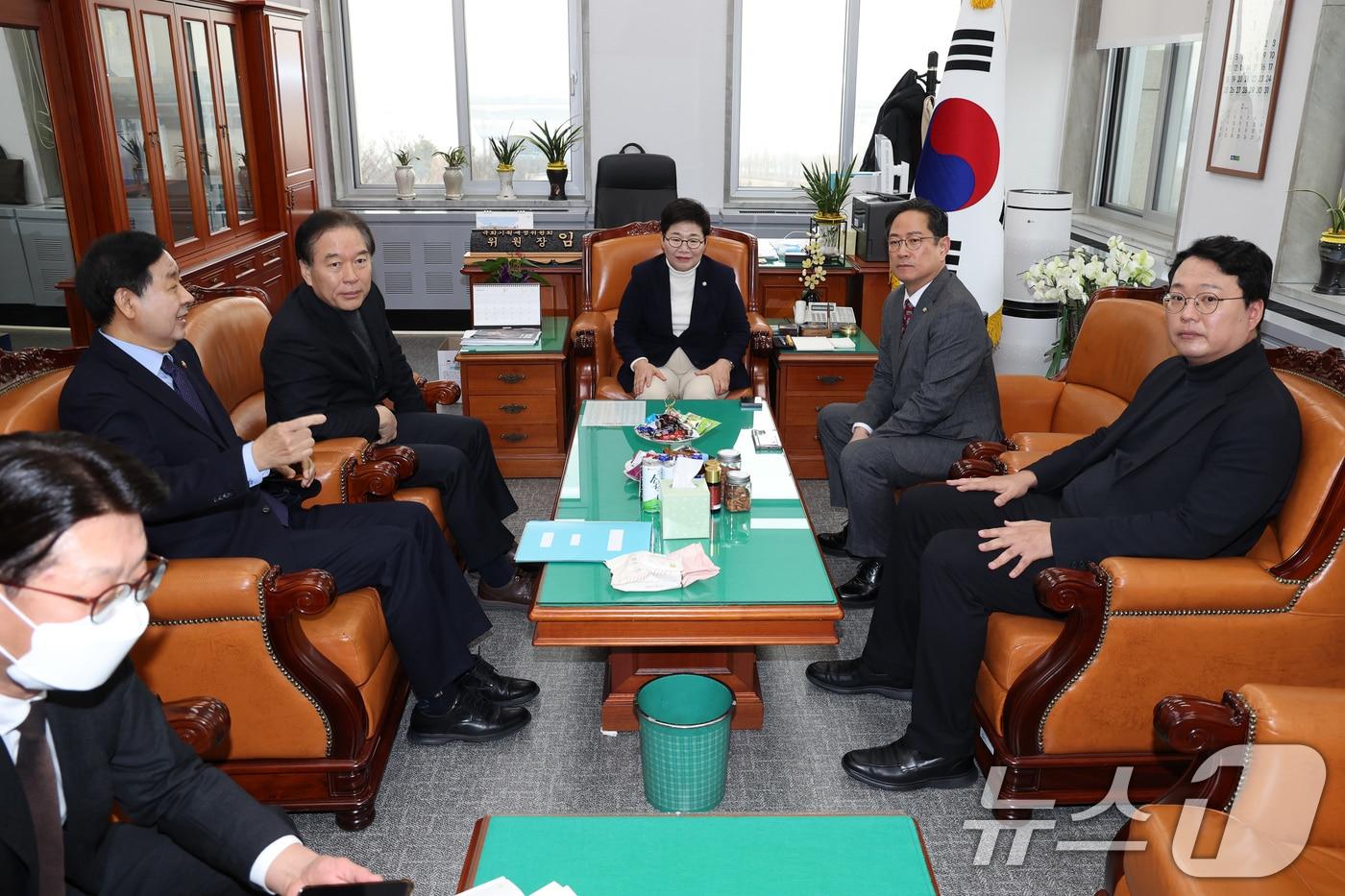 본문 이미지 - 구윤철 부총리 겸 재정경제부 장관이 4일 서울 여의도 국회에서 임이자 국회 재정경제기획위원장을 비롯한 재경위원들과 면담하고 있다. (공동취재) ⓒ News1 유승관 기자