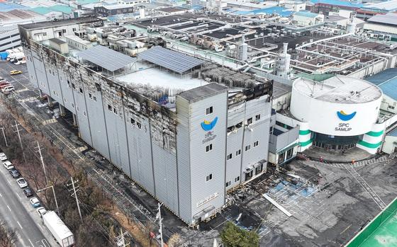 본문 이미지 - 4일 경기 시흥시 SPC삼립 시화공장 화재 사고 현장에서 경기남부경찰청 과학수사대와 경기도소방재난본부 관계자들이 합동감식을 하고 있다. (공동취재) 2026.2.4/뉴스1 ⓒ News1 김영운 기자