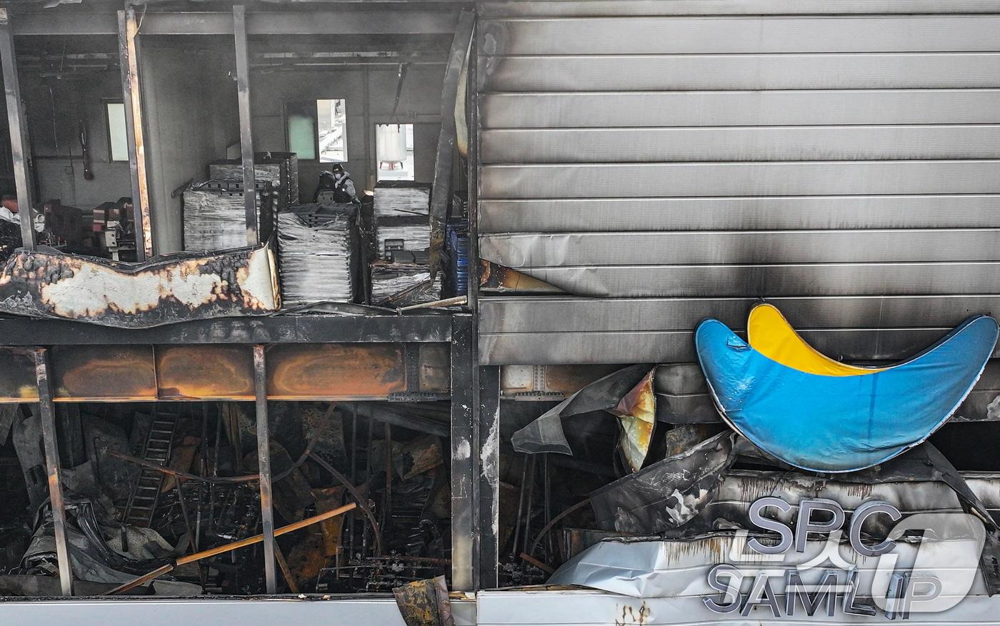 본문 이미지 - 지난 2월 4일 경기 시흥시 SPC삼립 시화공장 화재 사고 현장에서 경기남부경찰청 과학수사대와 경기도소방재난본부 관계자들이 합동감식을 하고 있다. (공동취재) ⓒ 뉴스1 김영운 기자