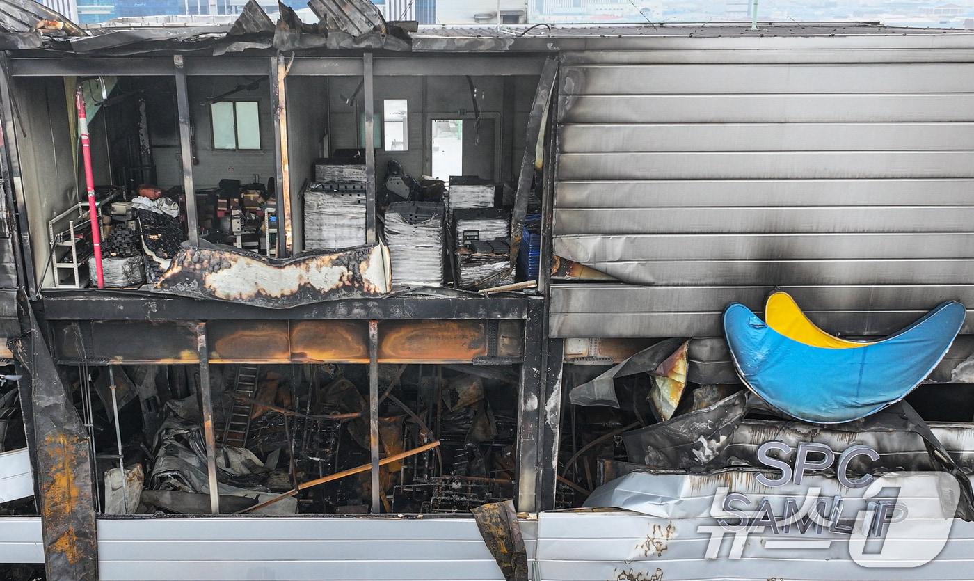 본문 이미지 - 4일 경기 시흥시 SPC삼립 시화공장 화재 사고 현장에서 경기남부경찰청 과학수사대와 경기도소방재난본부 관계자들이 합동감식을 하고 있다. (공동취재) 2026.2.4/뉴스1 ⓒ News1 김영운 기자
