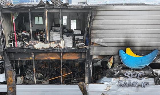 본문 이미지 - 4일 경기 시흥시 SPC삼립 시화공장 화재 사고 현장에서 경기남부경찰청 과학수사대와 경기도소방재난본부 관계자들이 합동감식을 하고 있다. (공동취재) 2026.2.4/뉴스1 ⓒ News1 김영운 기자