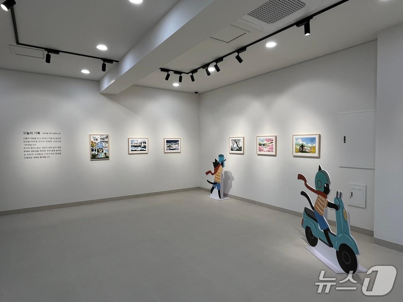 본문 이미지 - 4일 용담댐 건설로 고향을 잃은 수몰민들의 애환과 역사를 담온 용담호사진문화관이 리모델링을 마치고 재개관했다.(진안군제공, 재판매 및 DB금지)2026.2.4/뉴스1