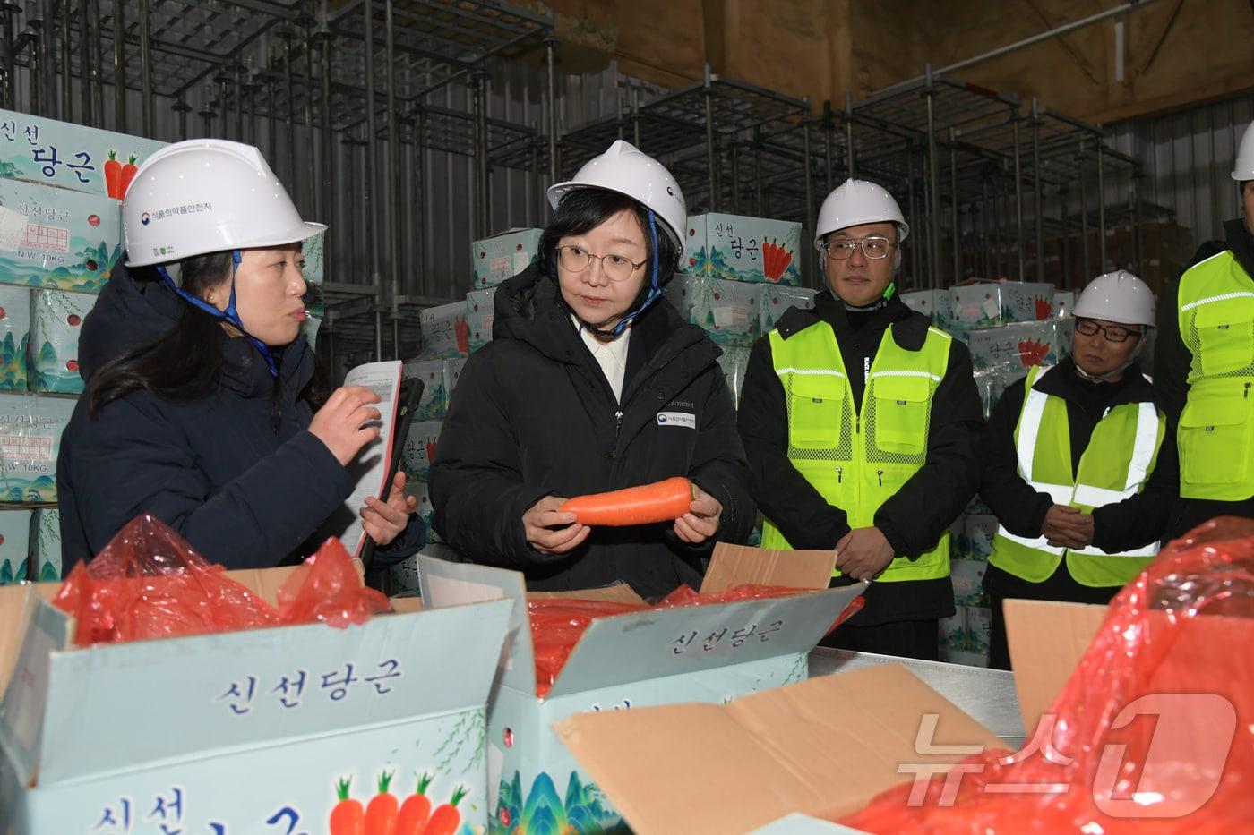 본문 이미지 - 식품의약품안전처는 17개 지방자치단체와 함께 오는 27일까지 육회와 곱창 등 식육 부산물의 위생 안전을 강화하기 위해 식육 생산·취급·판매업체 740여 곳을 대상으로 위생관리 실태를 점검한다고 16일 밝혔다. 사진은 오유경 식품의약품안전처장. (식품의약품안전처 제공. 재판매 및 DB 금지) ⓒ 뉴스1