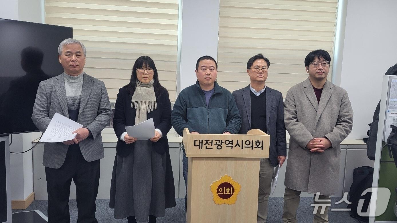 본문 이미지 - 대전참여연대가 4일 시의회 기자실에서 민주당의 통합 법안과 관련해 16대 요구안을 발표하고 있다 박종명 기자 / 뉴스1