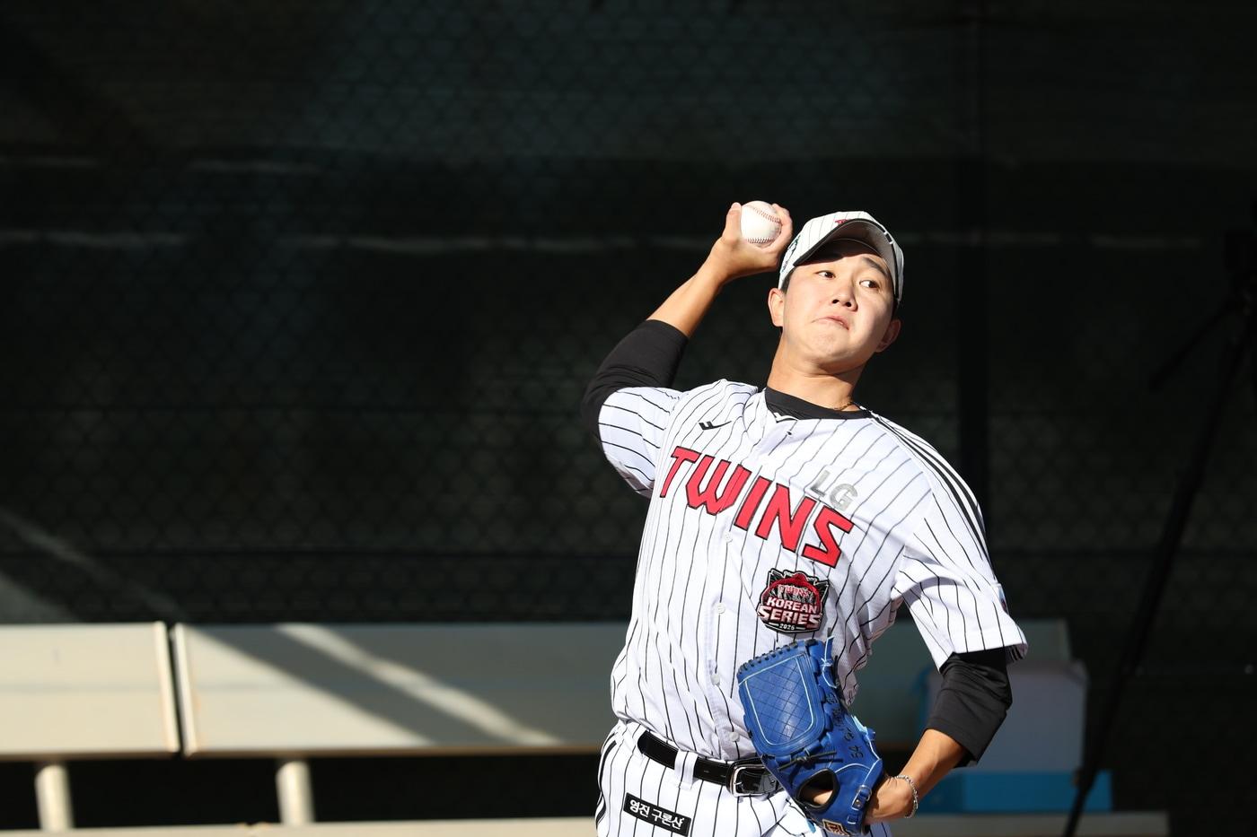 본문 이미지 - LG 트륀스 투수 유영찬이 3일(현지시간) 미국 애리조나주 스코츠데일에서 진행한 스프링캠프에서 불펜 피칭을 소화했다. (LG 트윈스 제공)