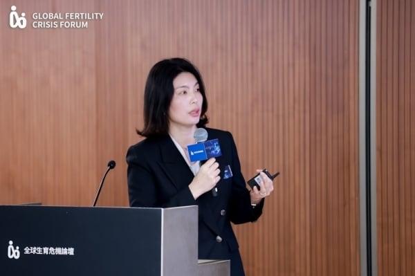 본문 이미지 - 유혜미 한양대 교수가 홍콩에서 개최된 '2026 글로벌 출산율 위기 포럼'에서 발표를 진행하고 있다. 사진=제노베이션 재단 제공