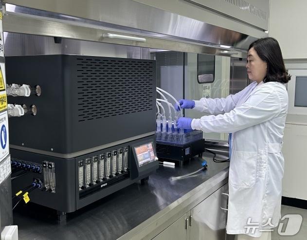 본문 이미지 - 경남도보건환경연구원 관계자가 방사능 검사를 하고 있다.(경남도 제공. 재판매 및 DB금지)