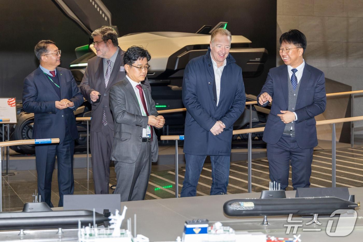 본문 이미지 - 스티븐 퓨어 캐나다 국방조달 특임장관 일행이 4일 경기 판교 HD현대 글로벌 R&D 센터(GRC)에서 HD현대 관계자들로부터 잠수함 모형에 대한 설명을 듣는 모습(HD현대 제공) 2026.2.4/뉴스1