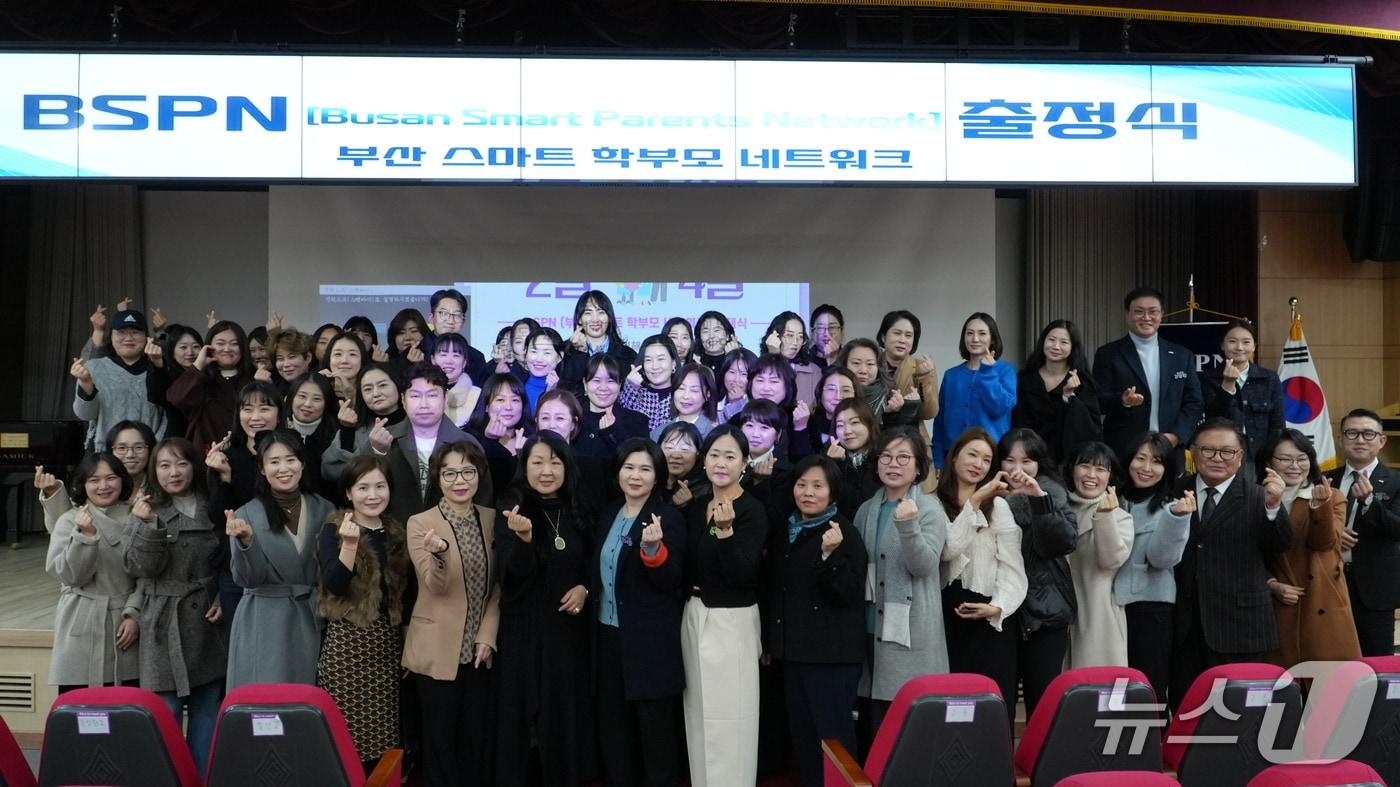 본문 이미지 - 부산 학부모 연합 네트워크 'BSPN' 공식 출범 후 기념 촬영을 하고 있다.(BSPN 제공. 재판매 및 DB금지)