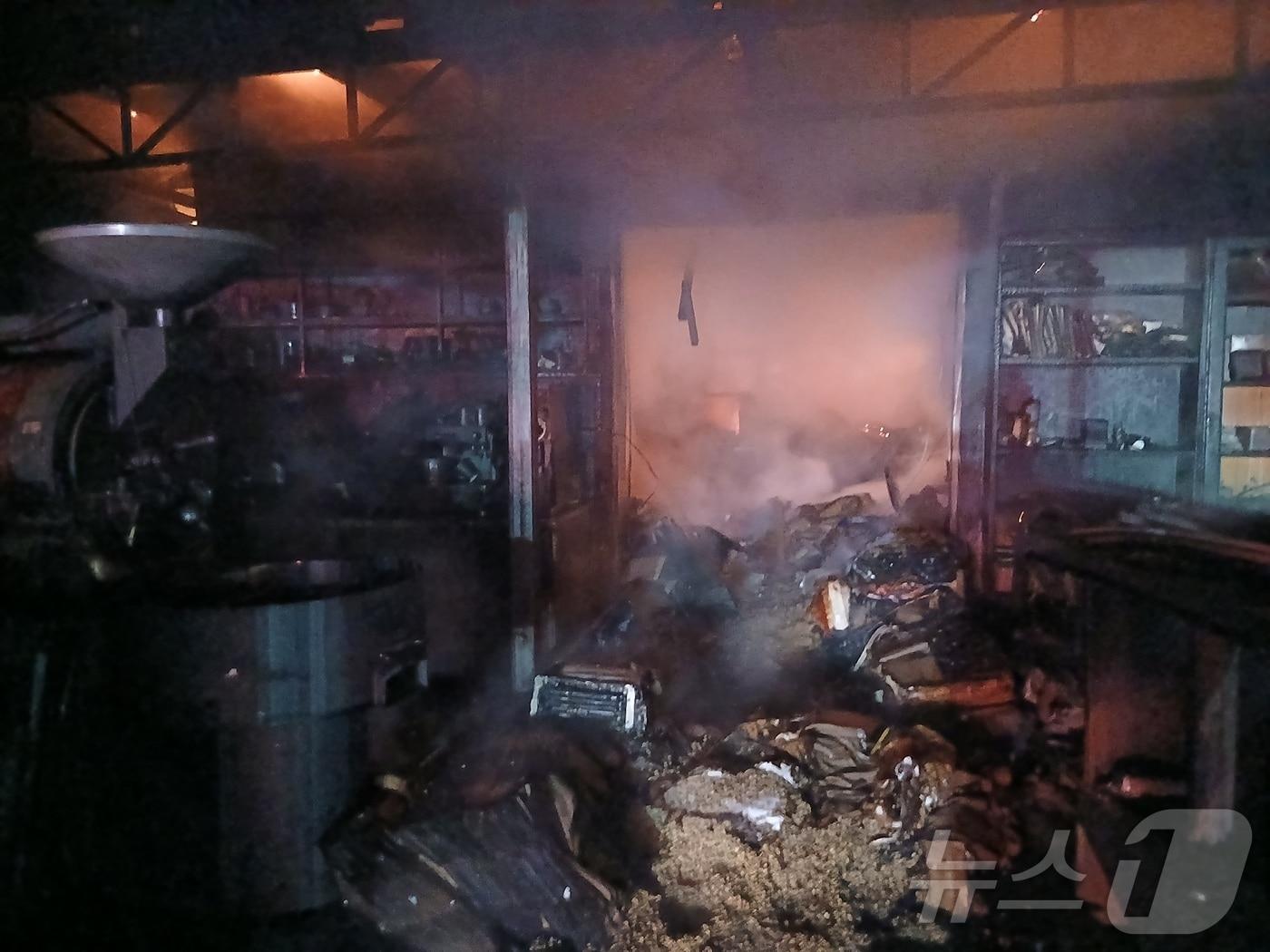 본문 이미지 - 4일 오전 2시 49분께 전북 익산시 오산면의 한 커피콩 제조 공장에서 불이 나 약 1시간 50분만에 진화됐다.(전북소방본부 제공. 재판매 및 DB금지) ⓒ News1 문채연 기자