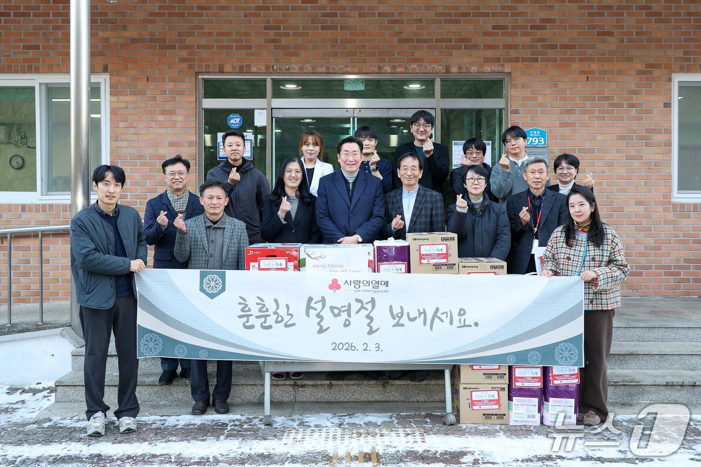 본문 이미지 - 원강수 강원 원주시장이 지난 3일 원주시 지정면에 위치한 장애인 생활시설인 한울타리를 찾아 위문품을 전달하는 등 위문 일정을 가졌다. (원주시 제공. 재판매 및 DB금지) 2026.2.4/뉴스1