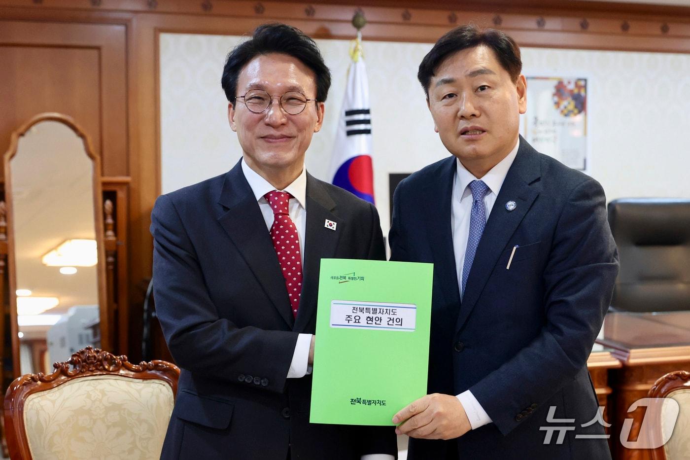 본문 이미지 - 4일 정부서울청사에서 김관영 전북지사와 김민석 국무총리의 면담이 진행된 가운데 두 사람이 기념 촬영을 하고 있다.(국무총리실 제공. 재판매 및 DB금지)/뉴스1