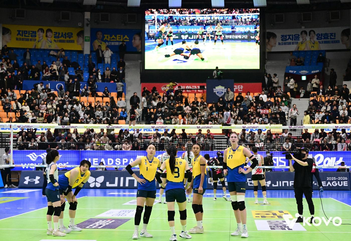 본문 이미지 - 프로배구 경기 중 비디오 판독을 지켜보는 현대건설 선수단. (KOVO 제공)