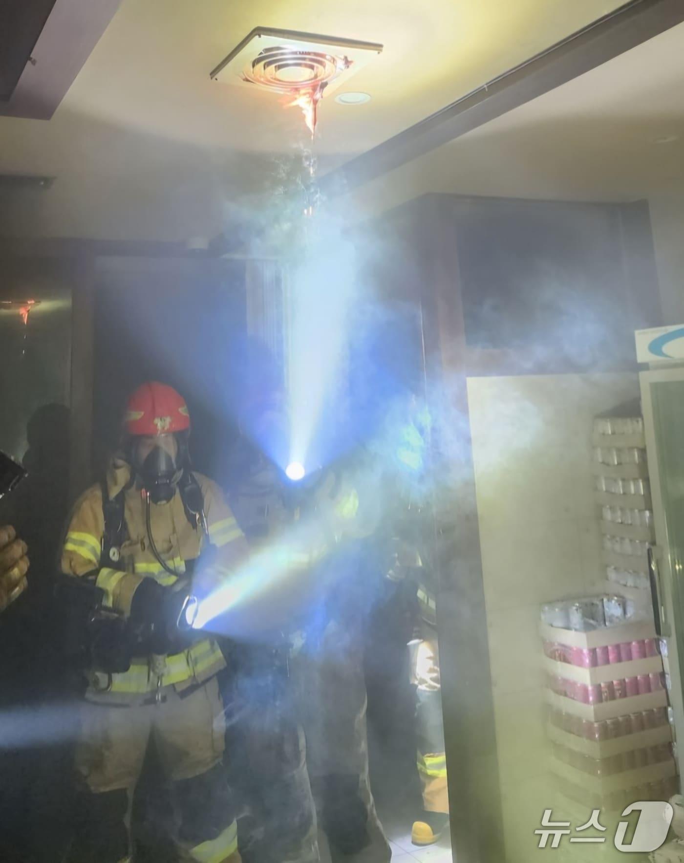 본문 이미지 - 소방 당국이 4일 밤 12시 13분께 울산 남구 달동의 한 노래방에서 발생한 화재를 진압하고 있다.(울산소방본부 제공. 재판매 및 DB금지)/뉴스1